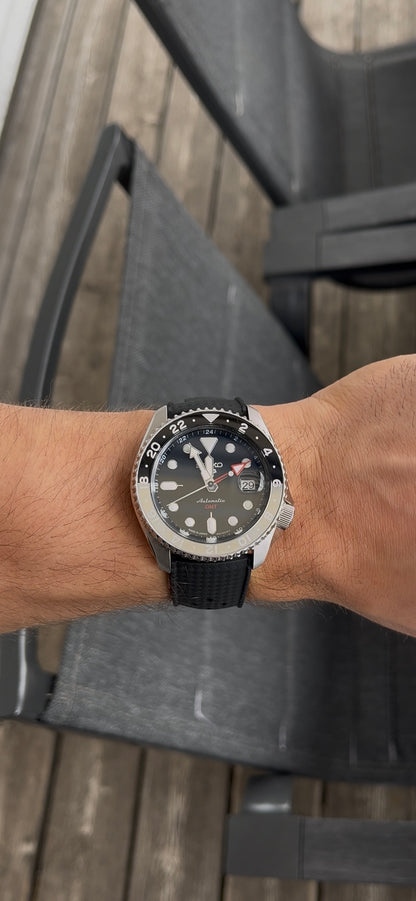 Uhr mit Signature FKM Tropic Black Armband am Handgelenk getragen
