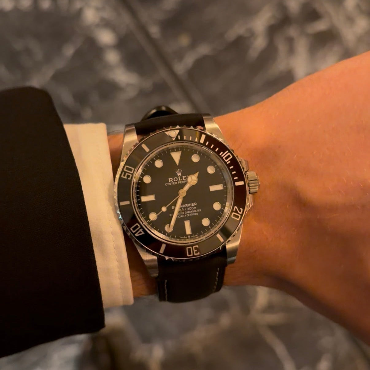 Klassische Uhr mit schwarzem Leder Uhrenarmband Smoke Black am Handgelenk, getragen zum Anzug