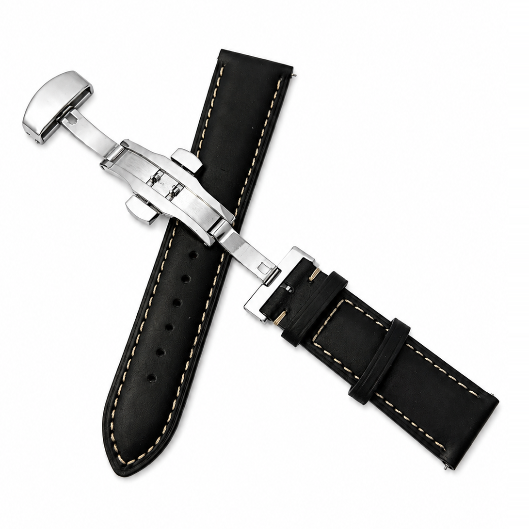 Schwarzes Lederarmband Smoke Black mit geöffneter Schmetterlingsschließe aus Edelstahl